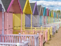 カラフルすぎるイギリスのビーチハウス、価格はいくらだと思う？