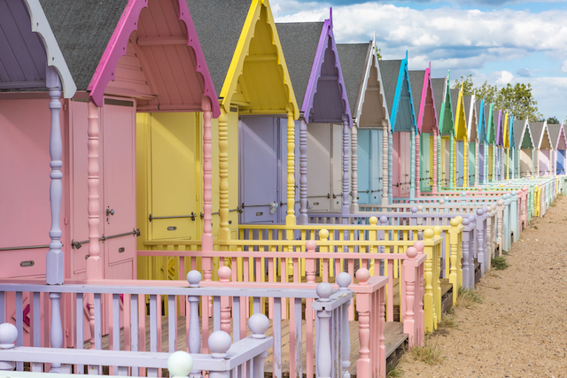 カラフルすぎるイギリスのビーチハウス、価格はいくらだと思う？
