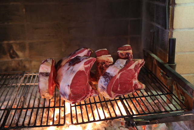 【話題の肉好きグルメ映画】世界一のステーキは、幸せな牛から生まれる！？