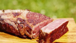 【話題の肉好きグルメ映画】世界一のステーキは、幸せな牛から生まれる！？