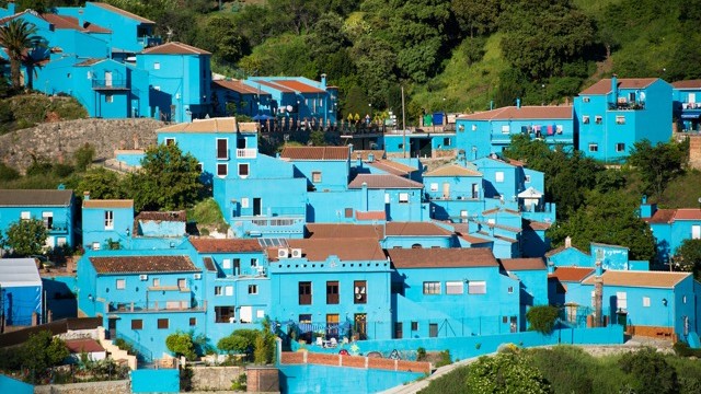 スペインの村落風景 突然「真っ青」になったスペインの村。アンダルシアのフスカルとは