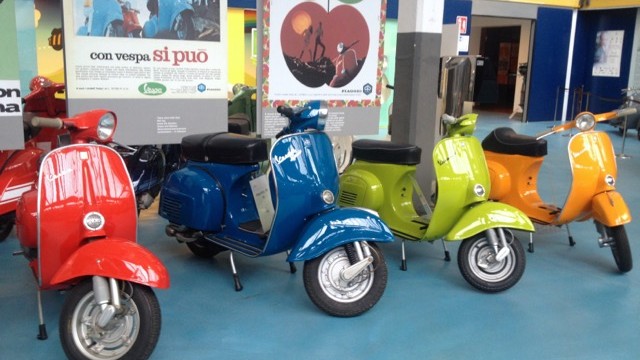 ローマの休日」でオードリーが乗ったスクーター「Vespa」の
