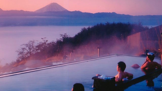 絶景すぎる天然温泉!山頂に作られた「ほったらかし温泉」とは?