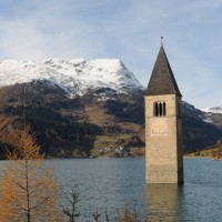 【イタリアの絶景】湖の中に立つ、レジア湖の鐘楼