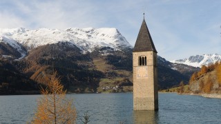 【イタリアの絶景】湖の中に立つ、レジア湖の鐘楼