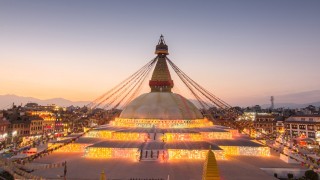 満月の夜に訪れて！ネパール最大の仏塔の夜景が美しい