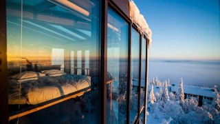 ３６０°のパノラマに包まれる雪化粧が美しいフィンランドのホテル