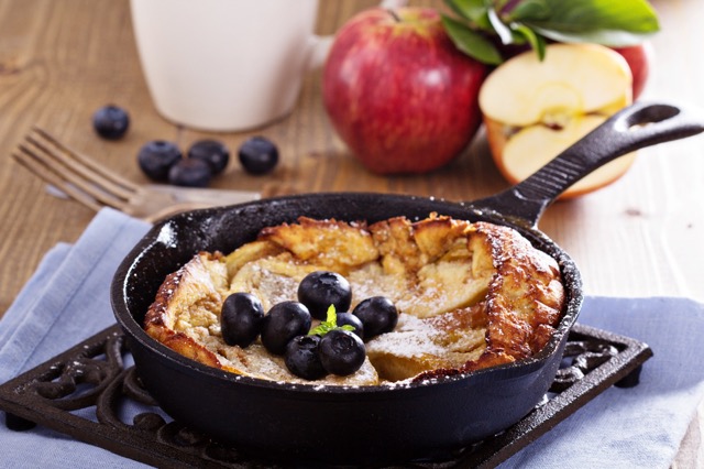 【レシピ】週末の朝食に！オーブンで焼くりんごのパンケーキ