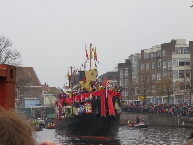 国中がお出迎え！船で旅するオランダ版サンタクロース