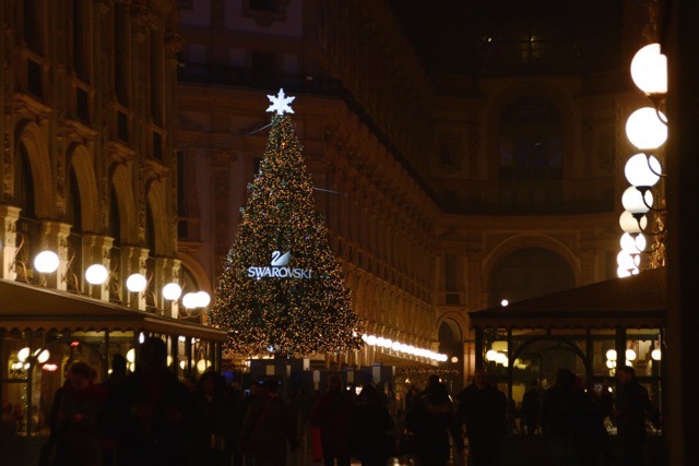 １万個のクリスタルオーナメントが輝く、イタリア・ミラノのクリスマスツリー