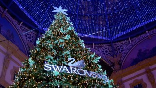 １万個のクリスタルオーナメントが輝く、イタリア・ミラノのクリスマスツリー