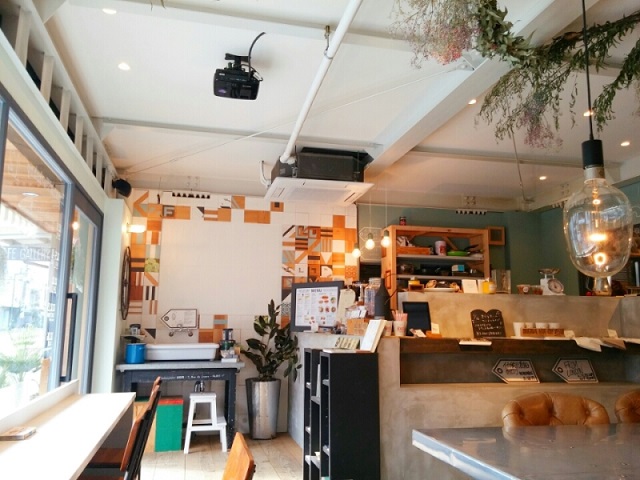 鎌倉の情報収集にも！ポップで可愛いカフェ「HOUSE YUIGAHAMA」