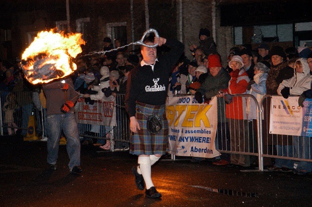 厄を焼きつくす！スコットランドの新年の火の玉祭り