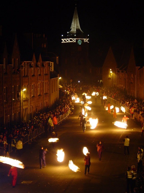 スコットランドの奇祭 ゆく年くる年の厄を焼く 伝統的な新年の火の玉祭り ガジェット通信 Getnews