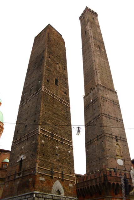 【塔があったら上りたい！高い塔から眺める景色】イタリア・ボローニャのツイン・タワー
