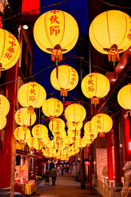 【1月下旬～2月頭掲載希望】まるで外国のよう！ランタンの灯りで彩られた街が幻想的で美しい、長崎のお祭り