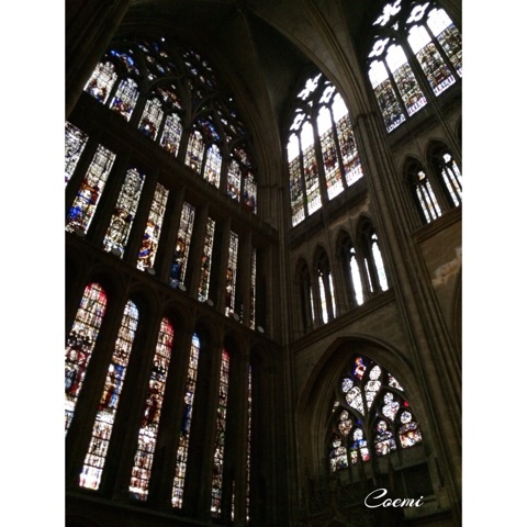 シャガールが手がけたステンドグラスに出会える「サンテチエンヌ大聖堂」