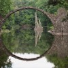 幻想的な円形模様！水の鏡で映し出されたドイツの「悪魔の橋」