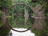 幻想的な円形模様！水の鏡で映し出されたドイツの「悪魔の橋」