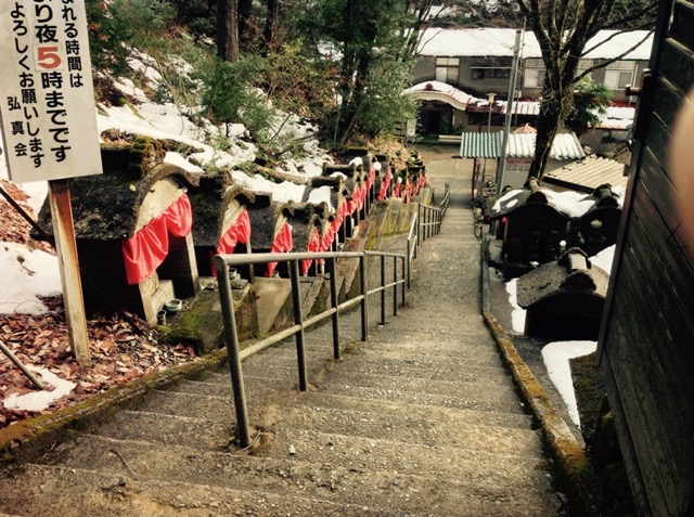 【富山】難病が治った伝説も！日本100名水の「穴の谷霊場」の水がスゴイ