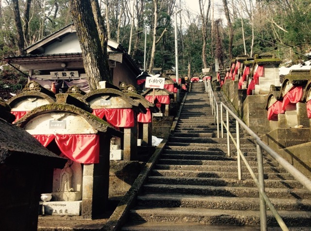 【富山】難病が治った伝説も！日本100名水の「穴の谷霊場」の水がスゴイ
