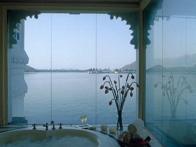 湖に浮かぶ白亜の宮殿ホテル「タージレイクパレス」でマハラジャ体験