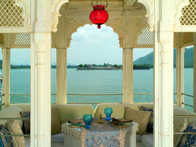 湖に浮かぶ白亜の宮殿ホテル「タージレイクパレス」でマハラジャ体験