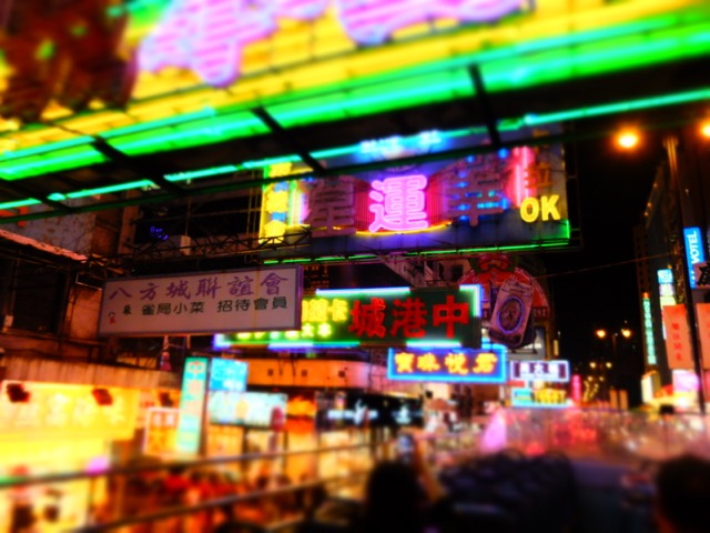 光と闇が共存する。香港一の繁華街、尖沙咀（チムサーチョイ）