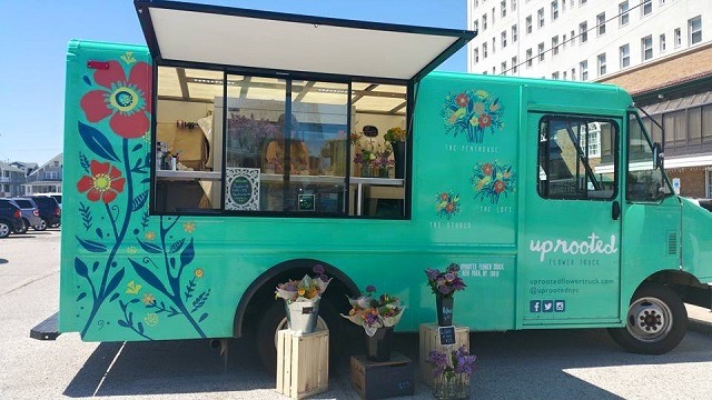 NY中に花と幸せを届ける可愛らしい移動式フラワーショップ「Uprooted Flower Truck」