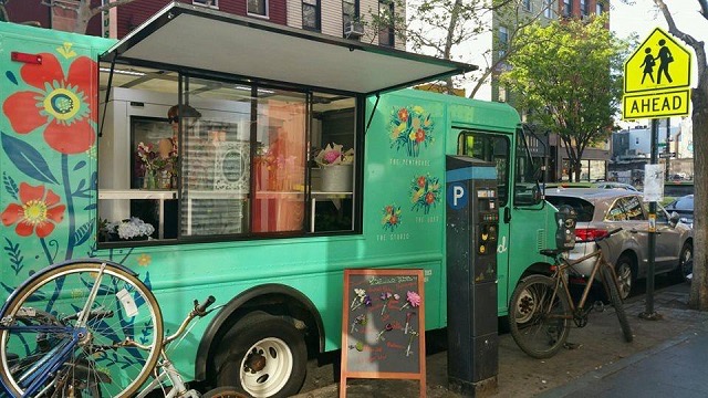 NY中に花と幸せを届ける可愛らしい移動式フラワーショップ「Uprooted Flower Truck」