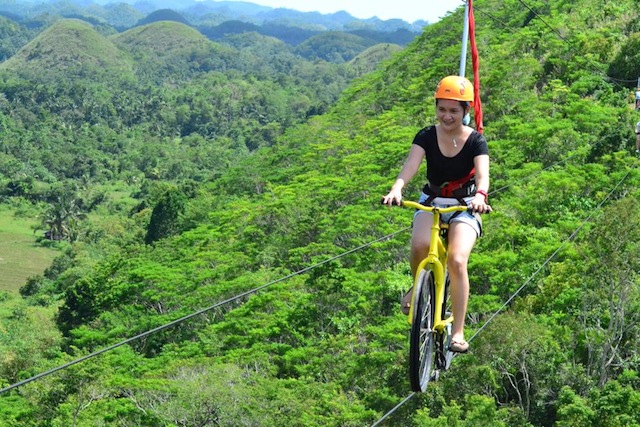 【フィリピン・ボホール島】爽快感抜群！空を飛ぶサイクリング