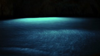 青の洞窟だけじゃなかった！自然の神秘に輝くアマルフィの「エメラルドの洞窟」