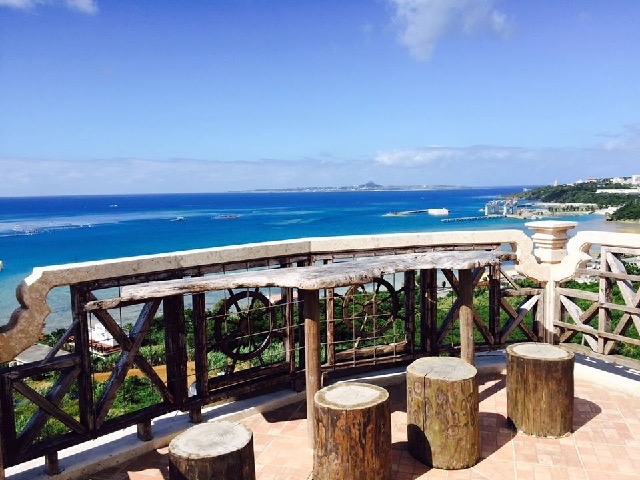 海を眺めながらのんびりできる沖縄の絶景 海カフェ ５選 Tabizine 人生に旅心を