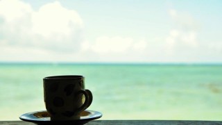 海を眺めながらのんびりできる沖縄の絶景「海カフェ」