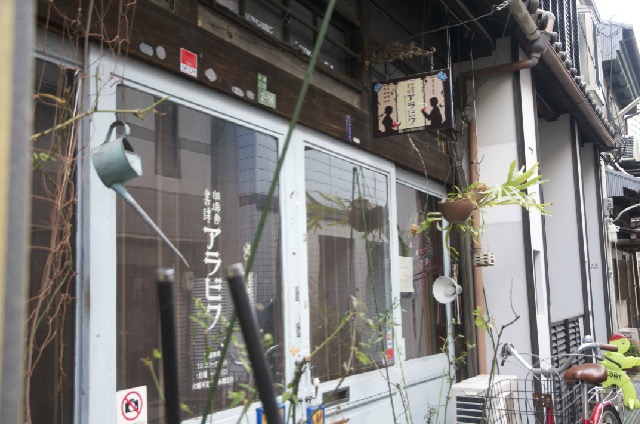 大阪梅田高層ビル街に並存する　レトロな街並の中崎町