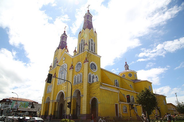 【チリ】黄色くてかわいい。チロエ島の世界遺産教会を見学
