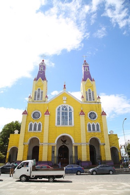 【チリ】黄色くてかわいい。チロエ島の世界遺産教会を見学