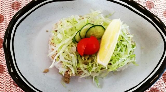 【沖縄】ピリ辛挽き肉にレモンを絞って。石垣の美味しい「白いタコライス」
