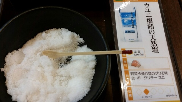 【沖縄】ピリ辛挽き肉にレモンを絞って。石垣の美味しい「白いタコライス」