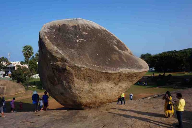 何で落ちないの？直径約１０ｍの巨大な岩「クリシュナのバターボール」