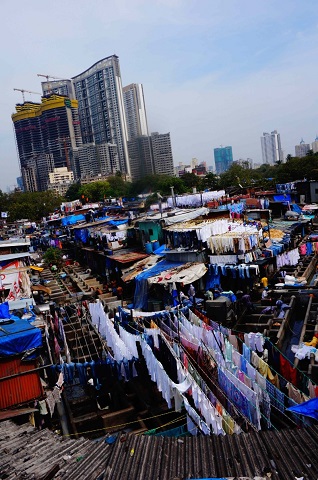 【ムンバイ観光スポット】見応え満点の巨大洗濯場「ドービーガート」