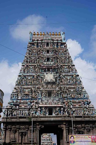 彫像で埋め尽くされた約４０ｍの塔門が有名！南インドのヒンドゥー寺院を見学