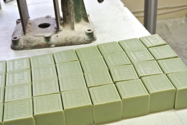 南仏土産の定番「マルセイユ石鹸」の魅力を探る、石鹸工場見学の旅
