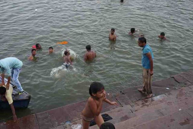 これぞインドの日常。ガンジス川のお散歩とお祈りの儀式