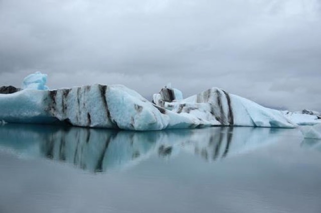 【アイスランド】神秘的な光景がそこに！水陸両用車で氷河クルーズ