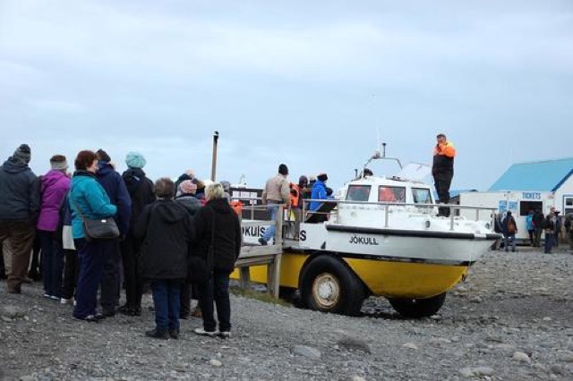 【アイスランド】神秘的な光景がそこに！水陸両用車で氷河クルーズ