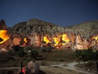 トルコの新名物！カッパドキア奇岩群に投影される壮大な3D 映像ショー