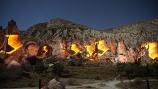トルコの新名物！カッパドキア奇岩群に投影される壮大な3D 映像ショー