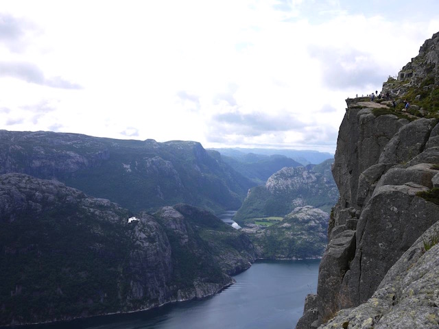 実はたどり着くまで死ぬほどキツイ、ノルウェーの絶景「プレーケストーレン」