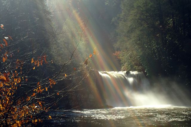 【爽快！心にマイナスイオン】水飛沫をあげるアメリカの美しい滝